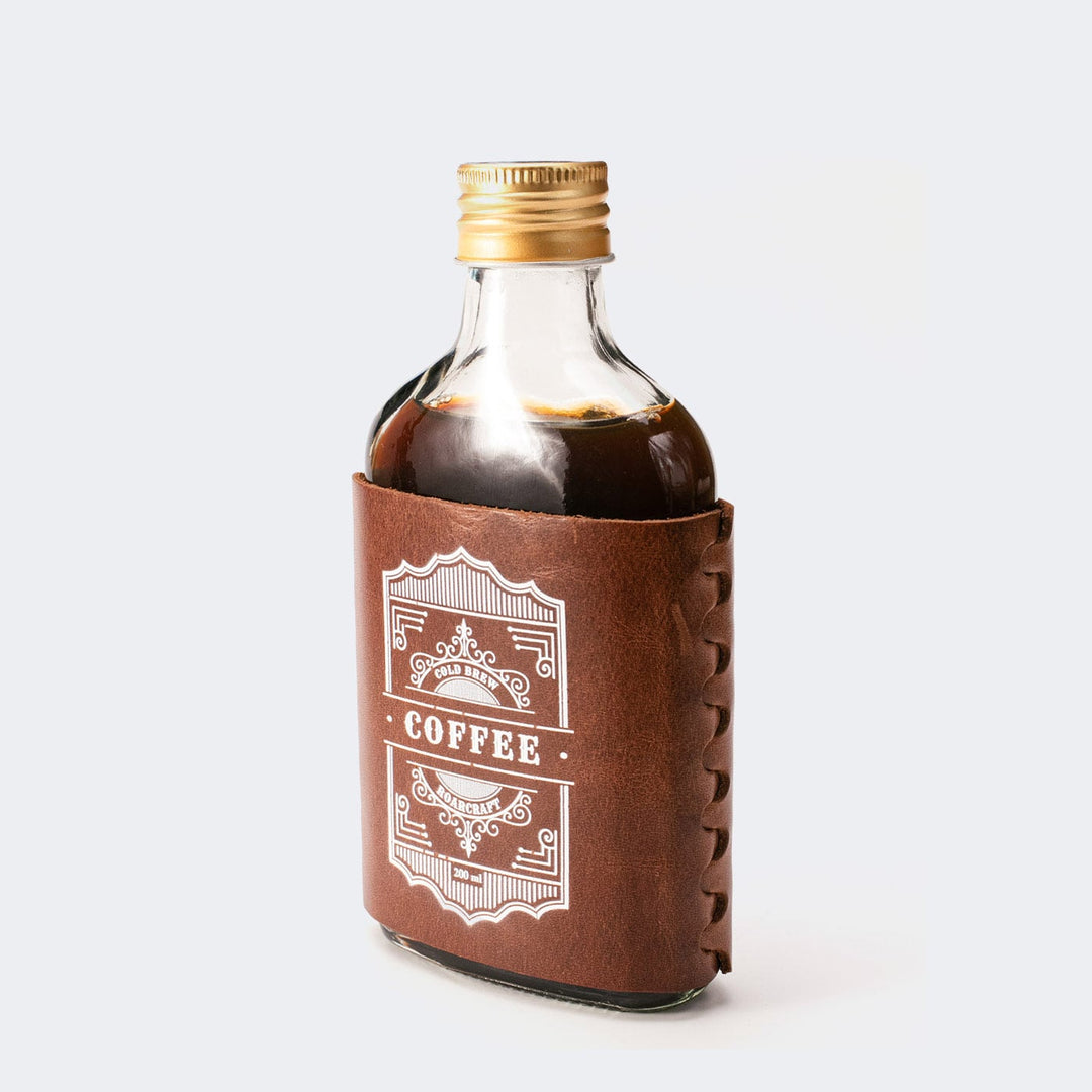 Roarcraft kahve şişesi, deri kaplama ile şık bir tasarıma sahip, kullanışlı aksesuar