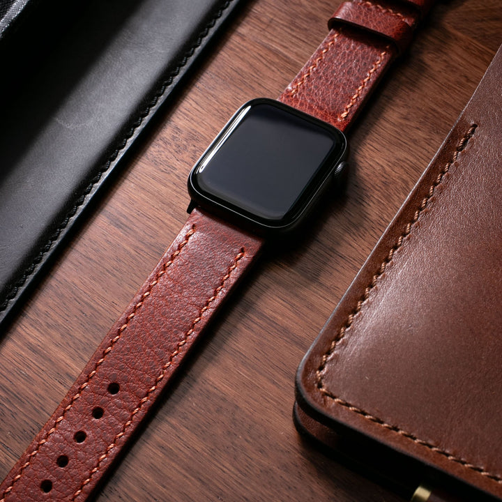 El yapımı deri Apple Watch kayışı, şık bir görünüm ve dayanıklılık sunan doğal deri malzemeden yapılmıştır.