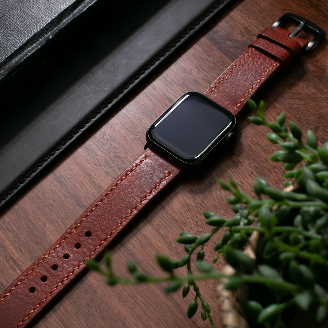 Roarstraps el yapımı deri Apple Watch kayışı, şık şekilde dizayn edilmiş, doğal deri ve metal detaylarla