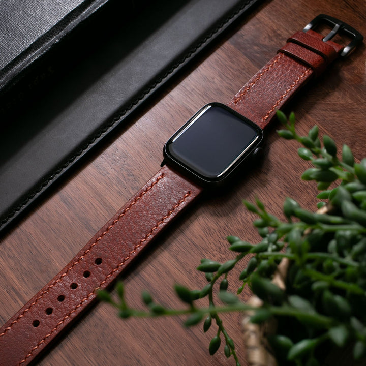 Roarstraps el yapımı deri Apple Watch kayışı, şık şekilde dizayn edilmiş, doğal deri ve metal detaylarla