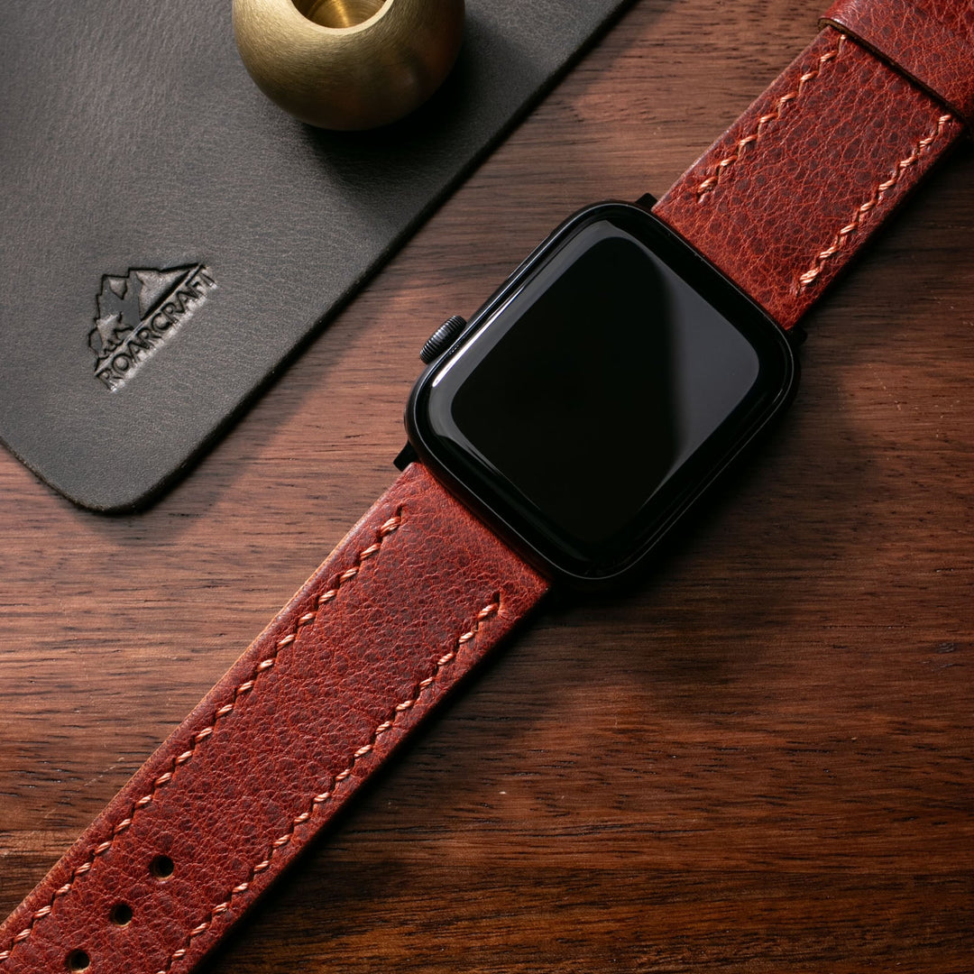 Roarstraps el yapımı deri Apple Watch kayışı, koyu kırmızı renk ve şık dikiş detaylarıyla.