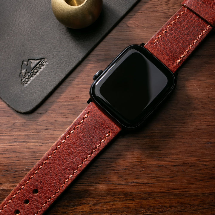 Roarstraps el yapımı deri Apple Watch kayışı, koyu kırmızı renk ve şık dikiş detaylarıyla.