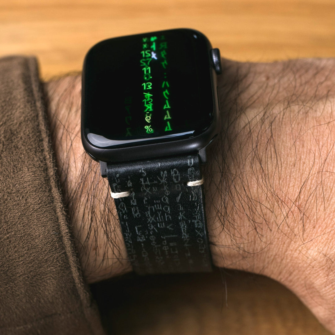 El yapımı deri Apple Watch kordonu, şık tasarımıyla bilekte zarif bir görünüm sunuyor