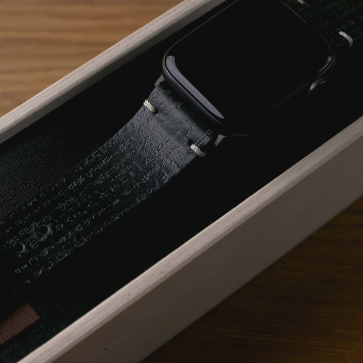 Roarstraps el yapımı deri Apple Watch kordonu, şık ve dayanıklı tasarımıyla kutuda sergilendi.