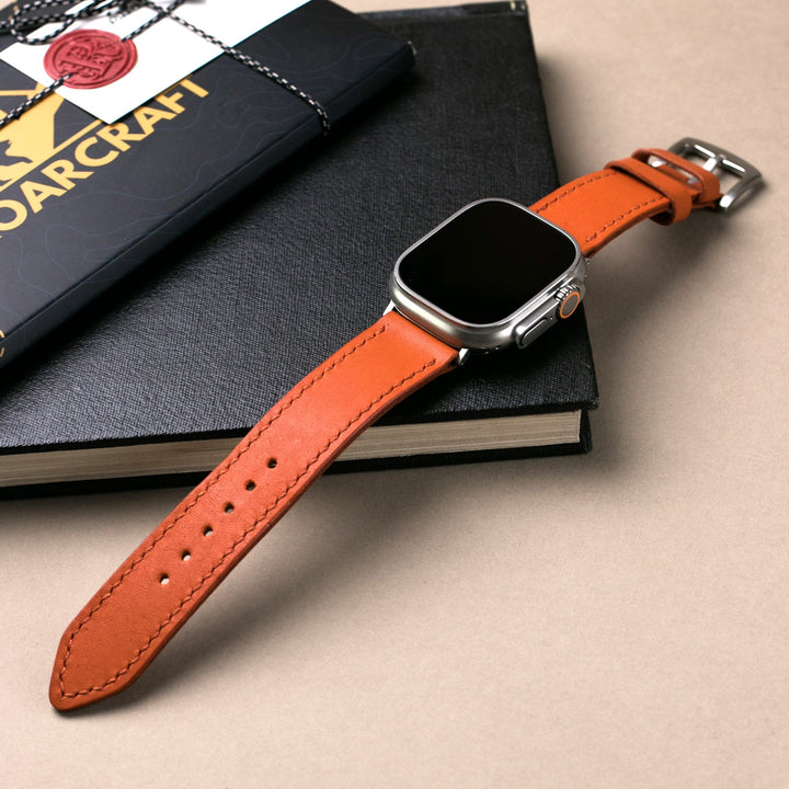 Roarstraps el yapımı deri apple watch kayışı, şık turuncu rengiyle zarif bir görünüm sunar.