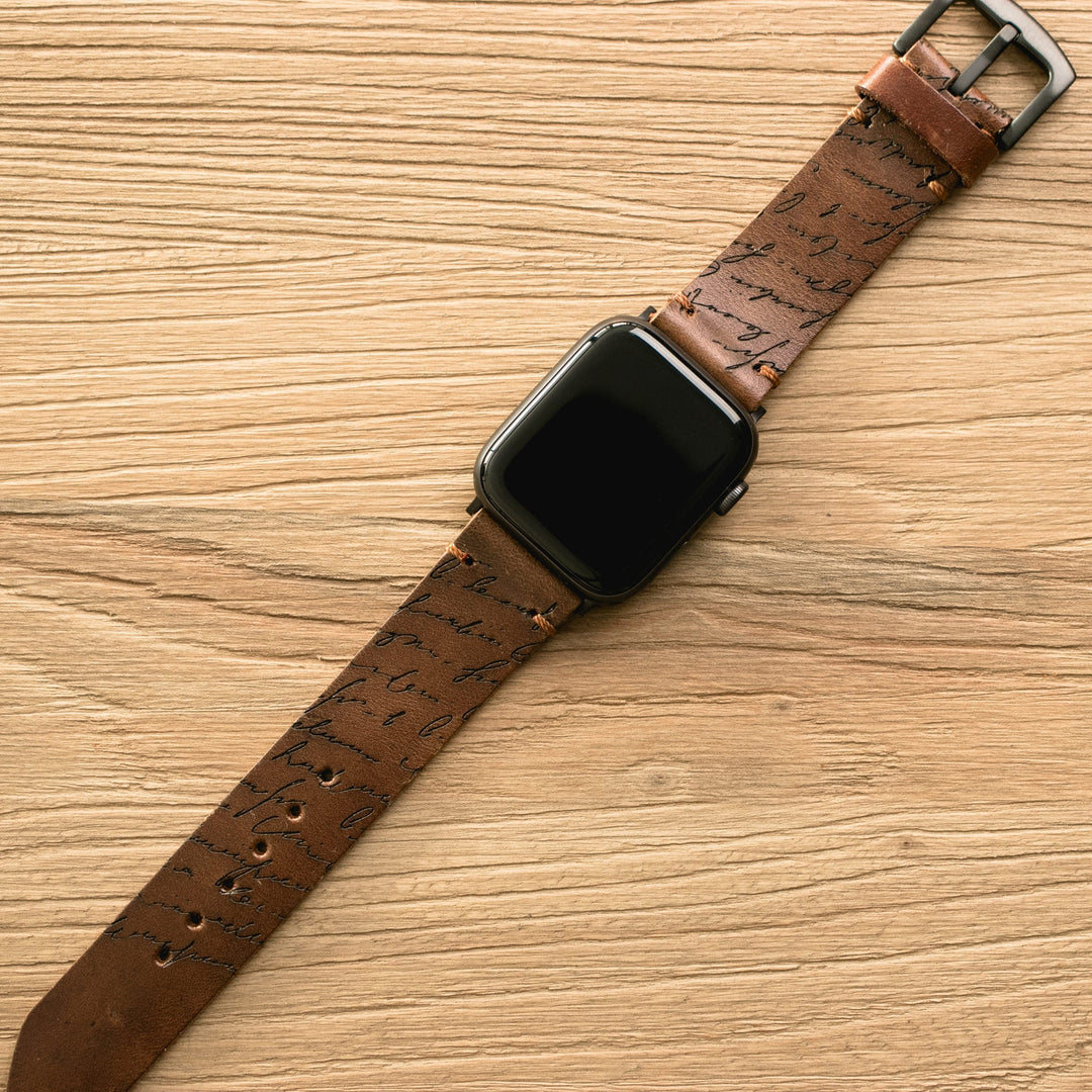 Roarstraps el yapımı deri Apple Watch kordonu şık tasarımıyla ahşap yüzeyde.