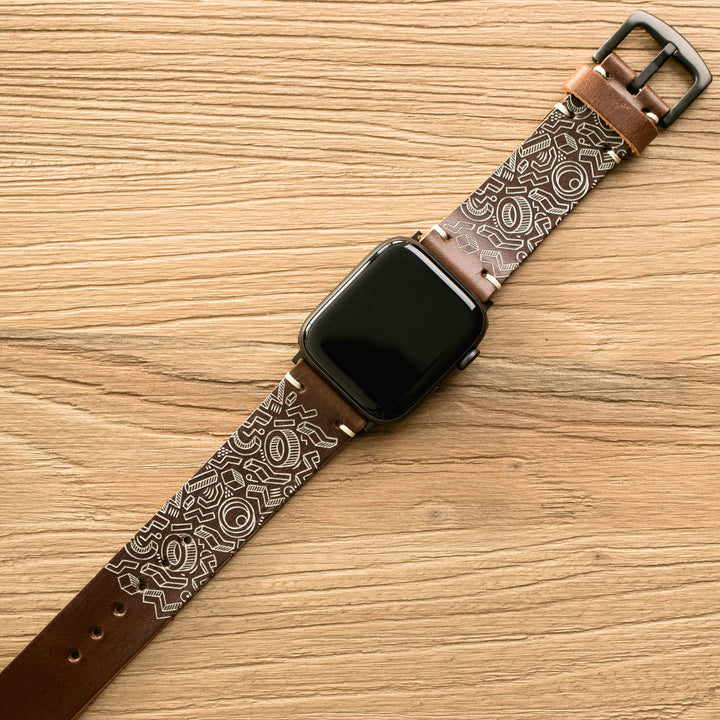 Roarstraps el yapımı deri Apple Watch kordonu, desenli yüzey ve şık tasarım ile mükemmel uyum sağlar.