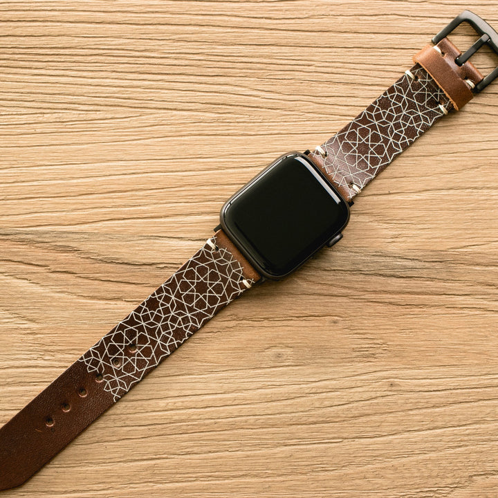 Roarstraps el yapımı deri Apple Watch kordonu, eşsiz desen ve derin kahverengi tonlarıyla.