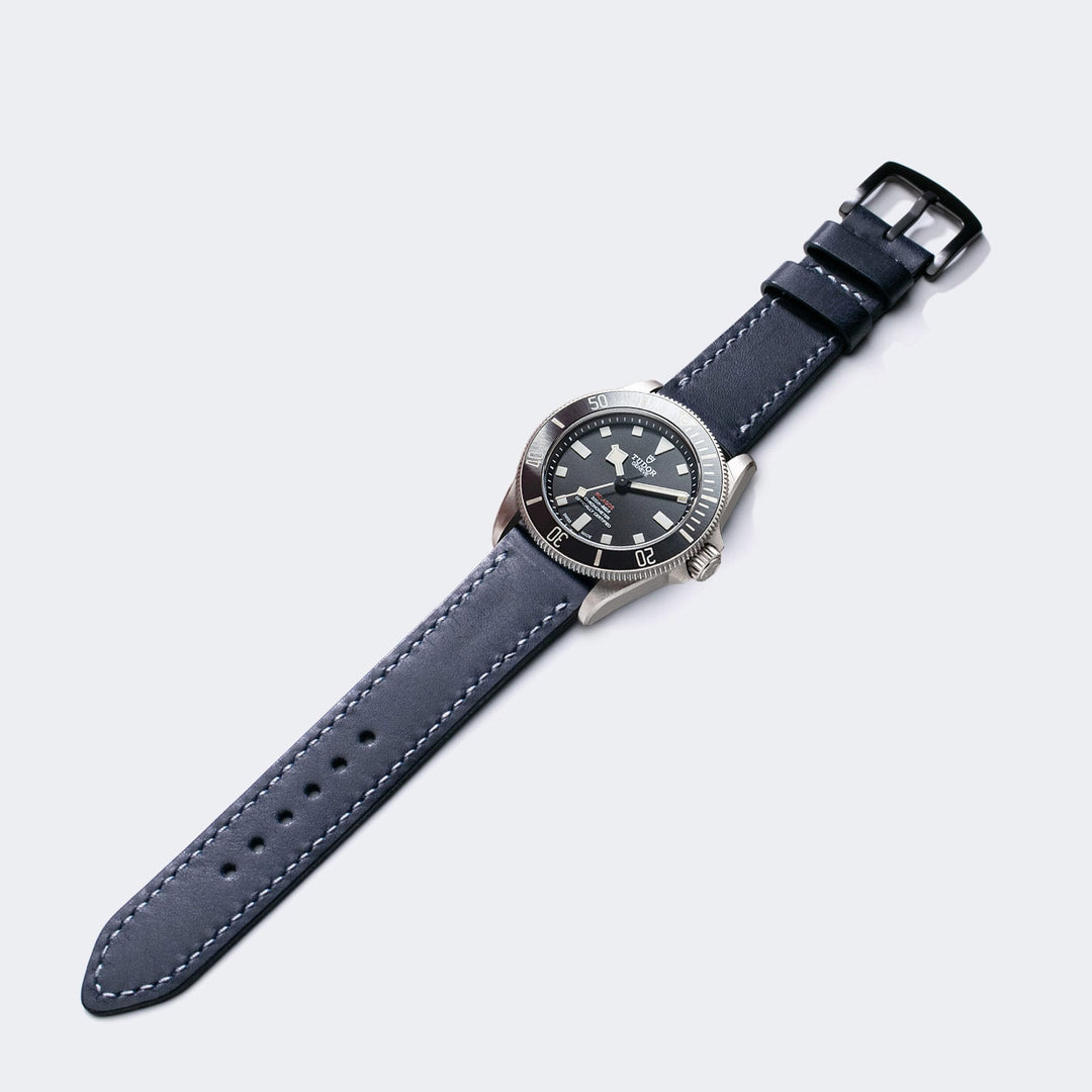 Roarstraps mavi deri saat kayışı ile birlikte şık bir saat tasarımı