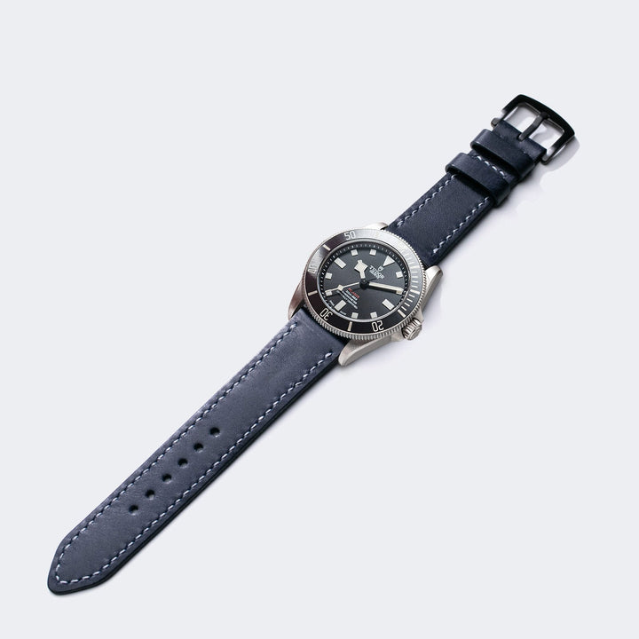 Roarstraps mavi deri saat kayışı ile birlikte şık bir saat tasarımı