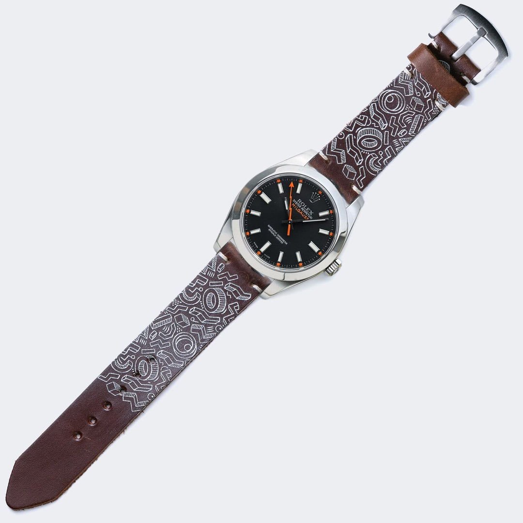 Roarstraps antik kahve deri saat kayışı üzerinde şık bir saat ile estetik bir görünüm
