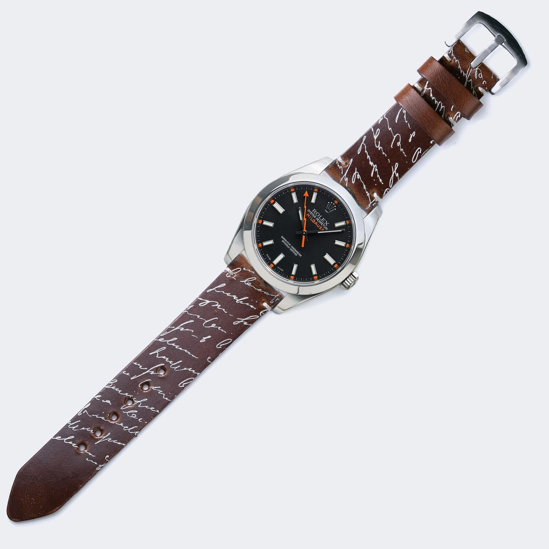 Roarstraps el yapımı deri saat kayışı üzerinde klasik saat modeli ile şık görünüm