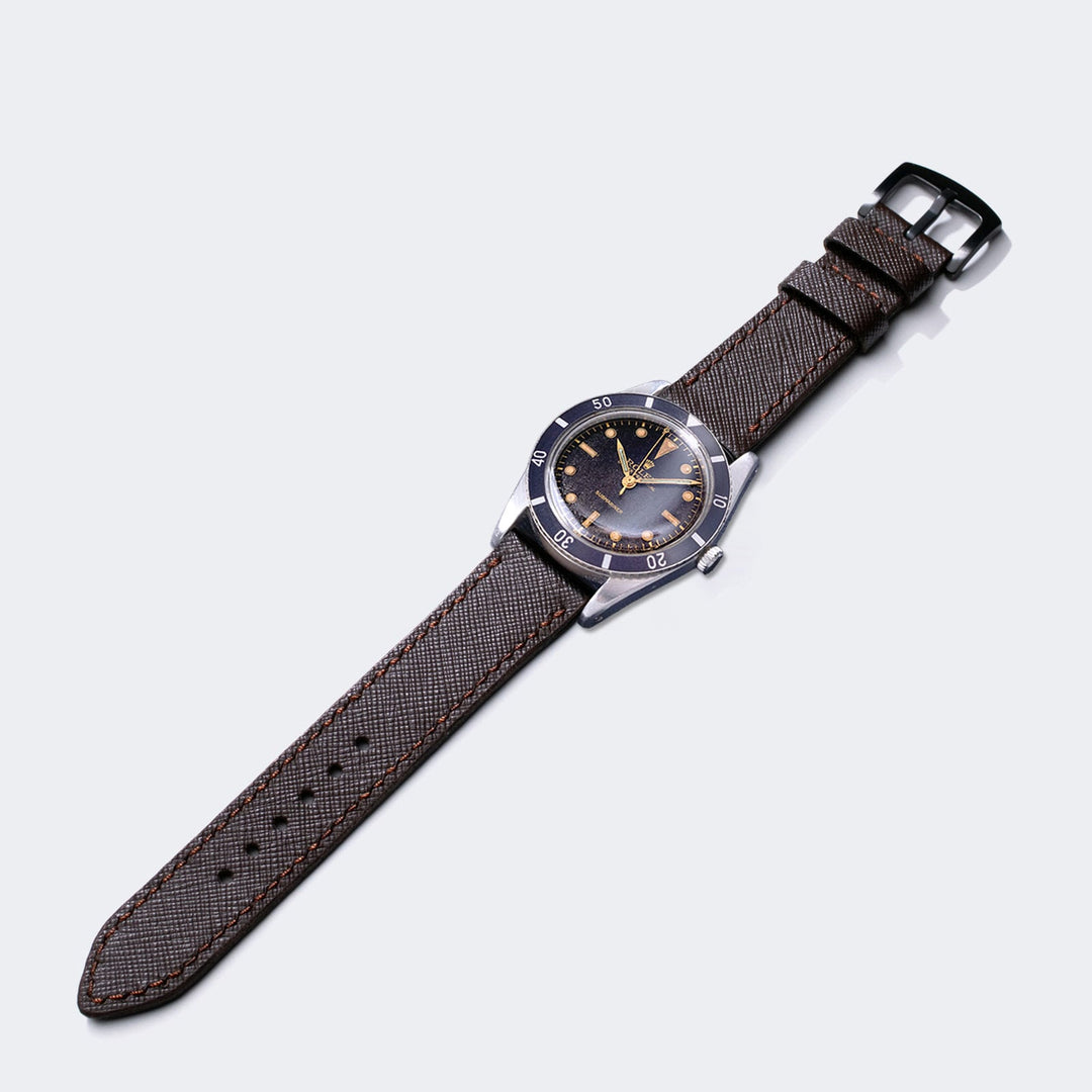 Roarstraps saffiano deri saat kayışı, modern tasarım ve dayanıklı malzeme ile şık bir görünüm sunar