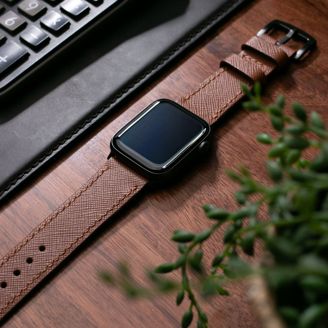 Roarstraps Saffiano deri apple watch kayış, şık ve dayanıklı tasarımla masada yer alıyor