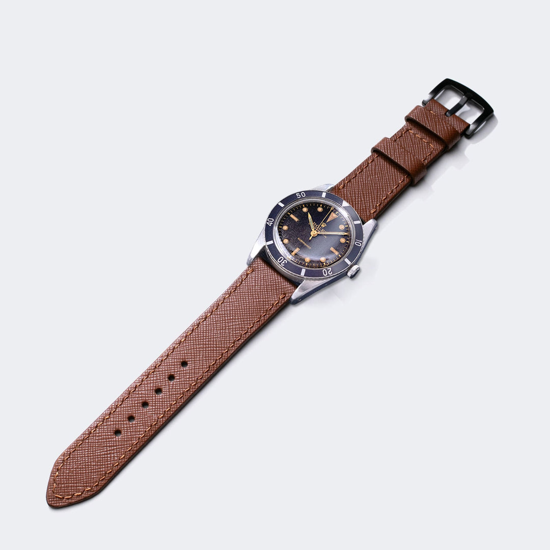 Roarstraps Saffiano deri saat kayışı ile şık saat kombinasyonu, dayanıklı ve rahat kullanım için tasarlandı