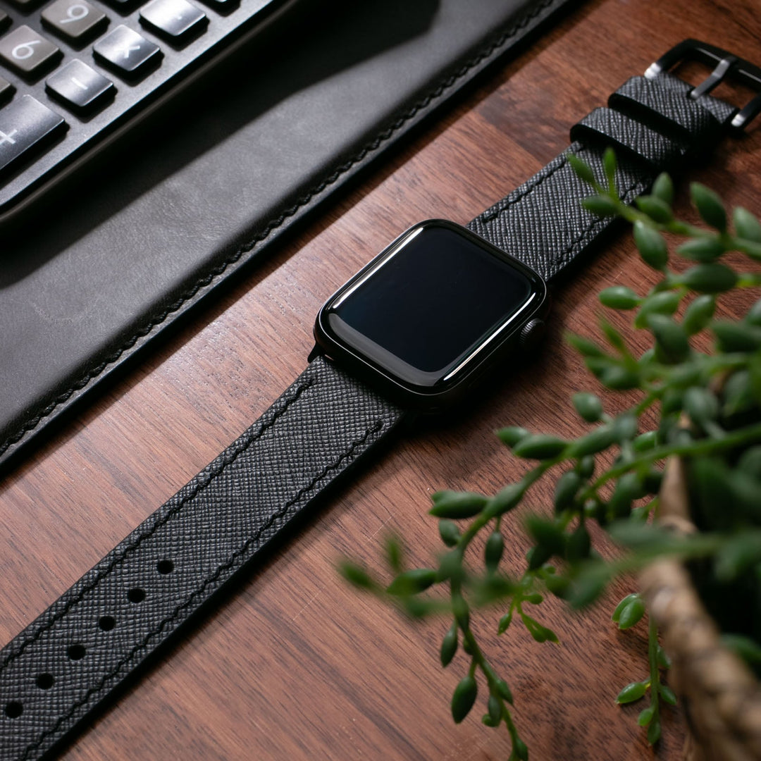 Roarstraps Saffiano deri apple watch kayış, şık tasarımıyla masa üzerinde sergileniyor