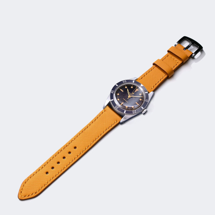 Roarstraps saffiano deri saat kayışı, şık turuncu rengi ve kaliteli dikiş detayları ile saat uyum sağlamaktadır