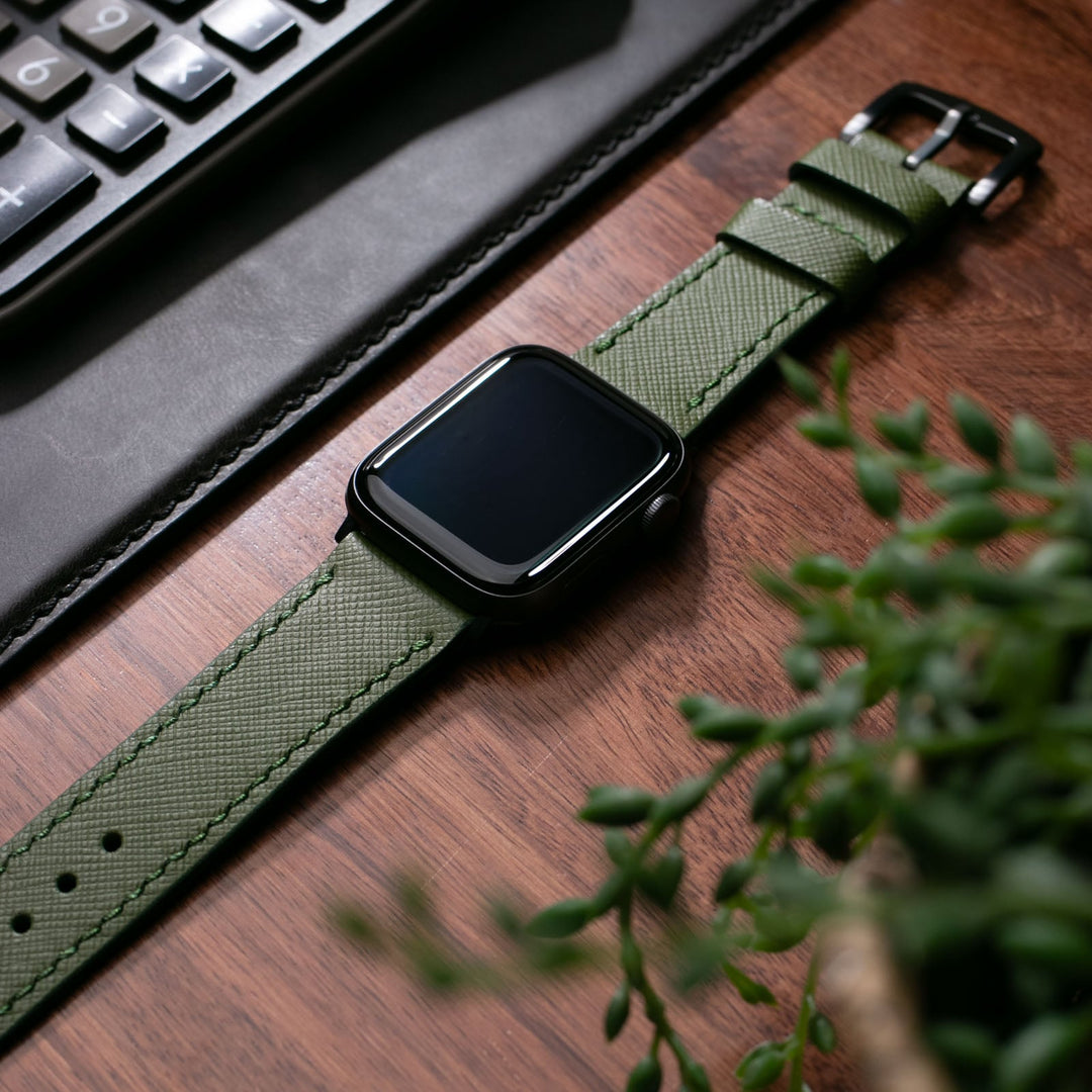 Asker yeşili deri Apple Watch kayış, şık ve dayanıklı tasarıma sahip. Ofis ve günlük kullanım için ideal.