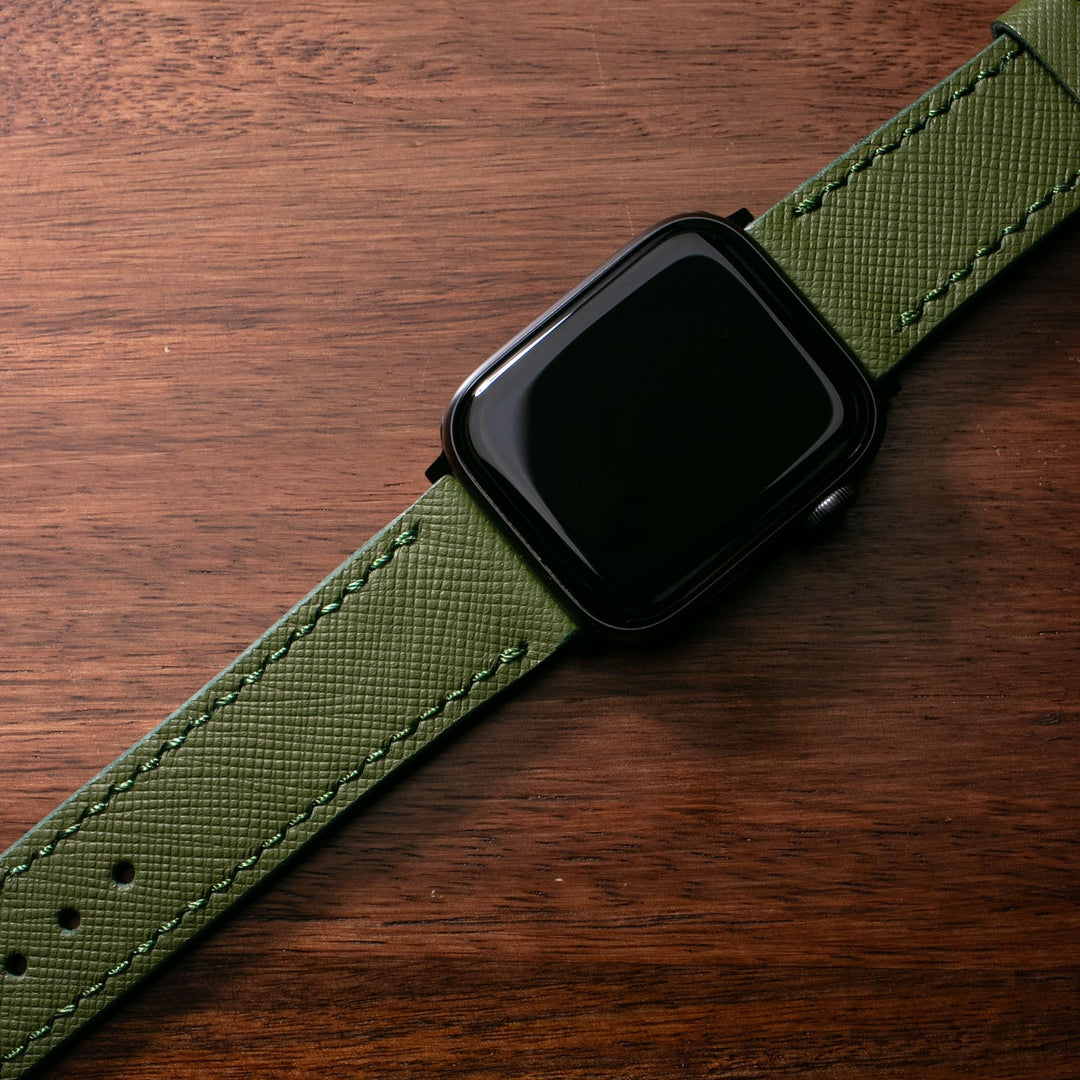Asker yeşili deri Apple Watch kayış, şık dikiş detayları ve zarif tasarımıyla dikkat çekiyor.