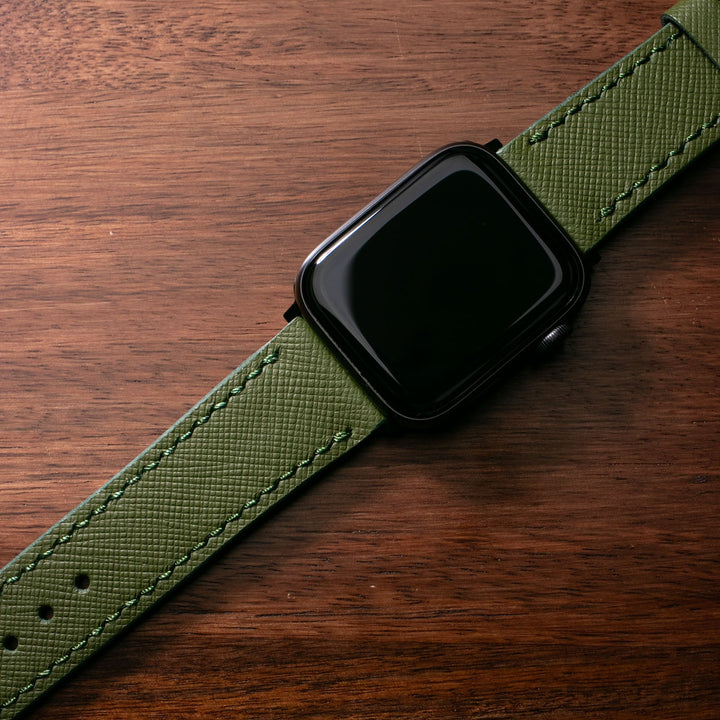 Asker yeşili deri Apple Watch kayış, şık dikiş detayları ve zarif tasarımıyla dikkat çekiyor.