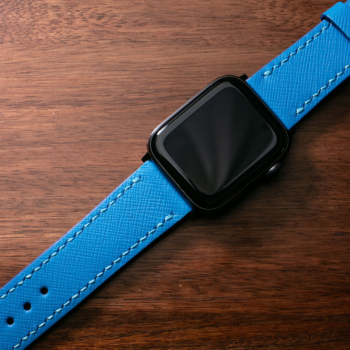 Roarstraps saffiano deri apple watch kayış, mavi renkte dokulu tasarımla şık bir görünüm sunar