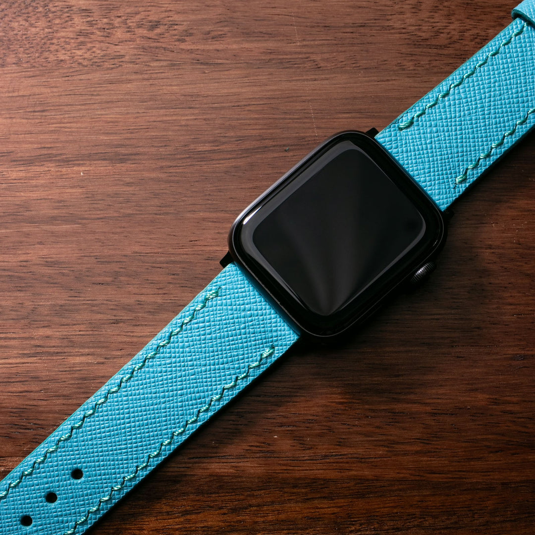 Roarstraps Saffiano deri Apple Watch kayış, şık mavi rengiyle göz alıcı bir stil sunuyor.