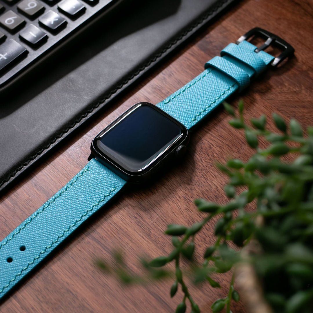 Saffiano deri apple watch kayış, mavi renk ve şık tasarımıyla modern bir görünüm sunar.