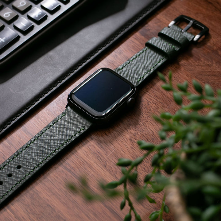 Roarstraps Saffiano deri apple watch kayışı, yeşil rengiyle şık bir görünüm sunar