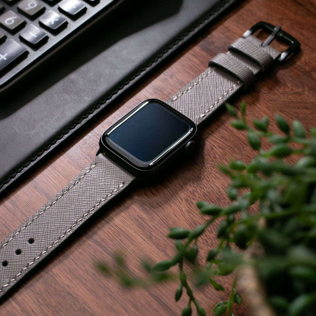 Roarstraps Saffiano deri Apple Watch kayış, şık tasarımıyla ofis masasında sergileniyor.