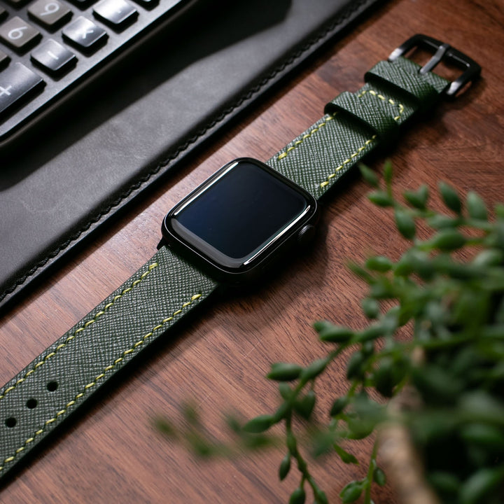 Orman yeşili deri Apple Watch kayışı, dikkat çekici dikiş detaylarıyla şık bir görünüm sunuyor.