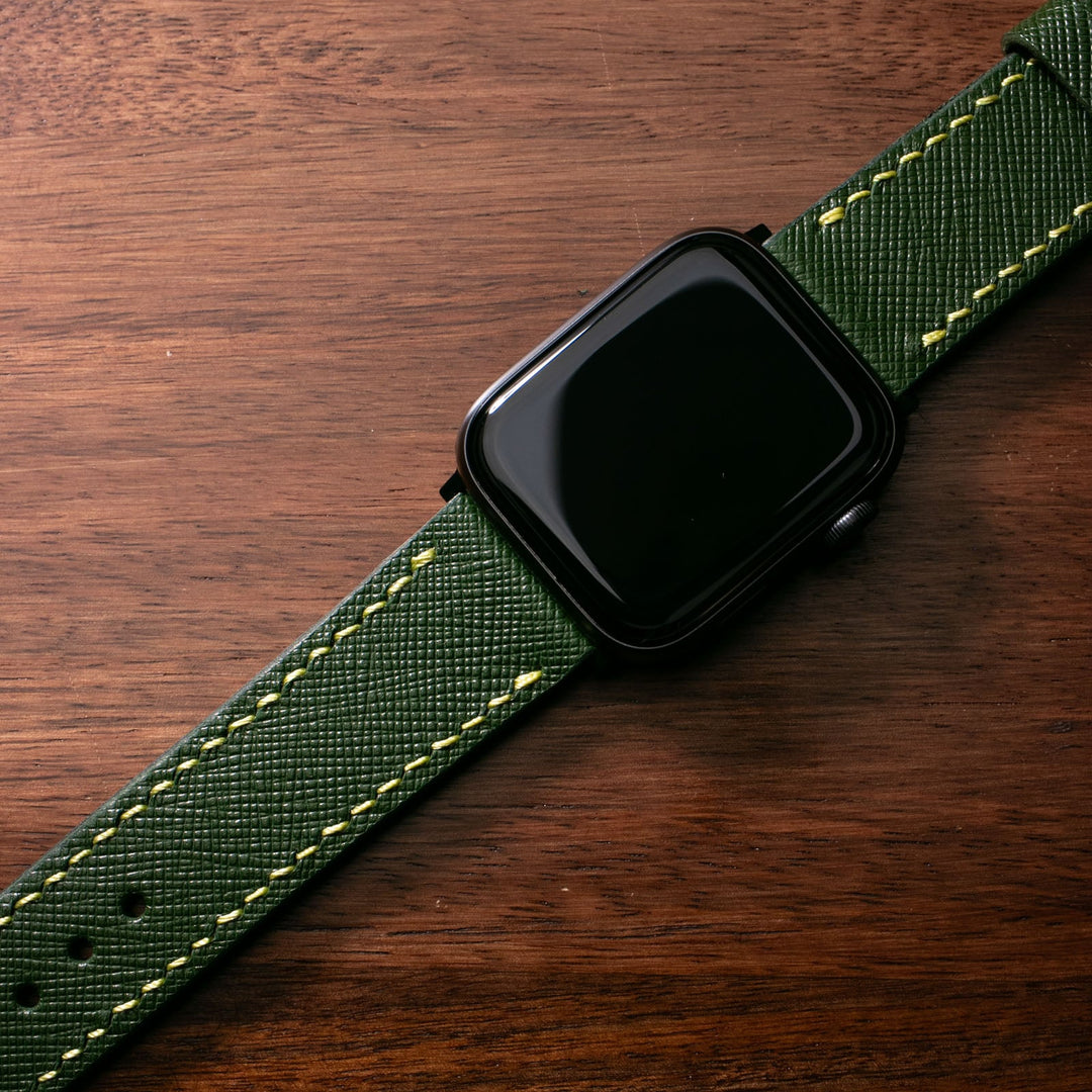 Orman yeşili deri Apple Watch kayışı, kaliteli dikiş detaylarıyla şık görünüm sunar