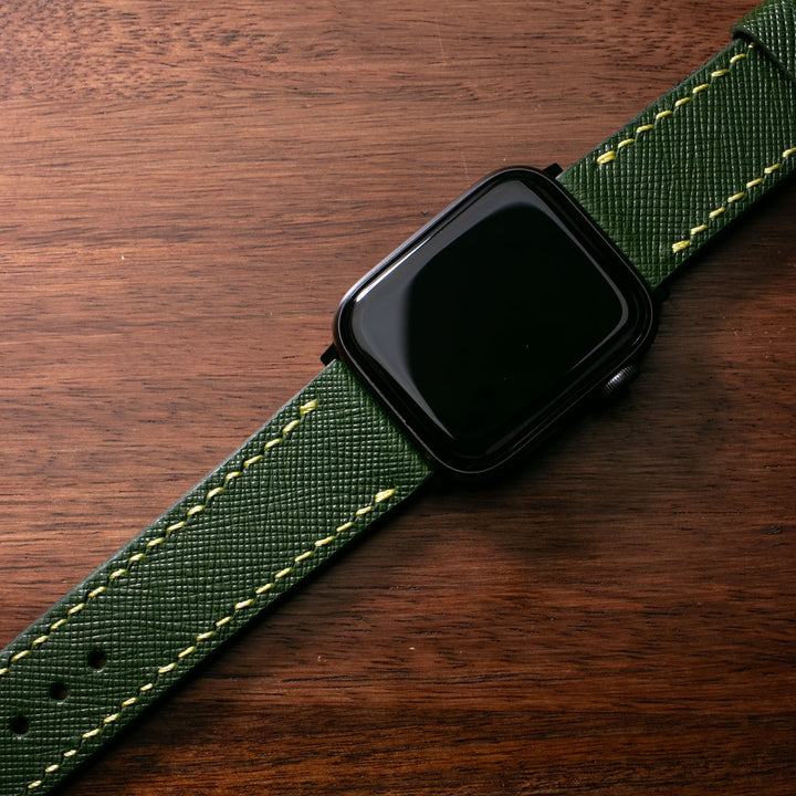 Orman yeşili deri Apple Watch kayışı, kaliteli dikiş detaylarıyla şık görünüm sunar