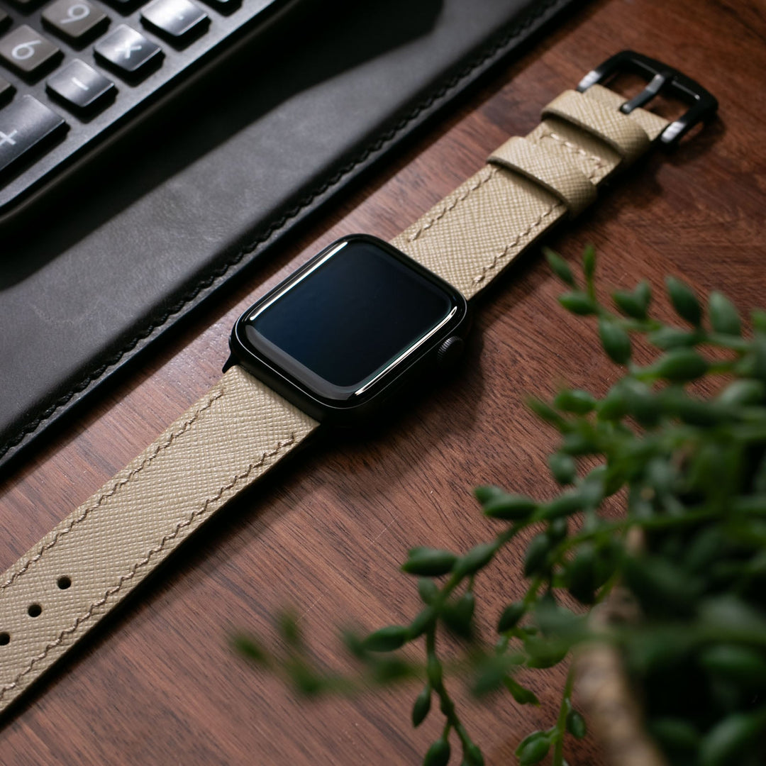Roarstraps Saffiano deri apple watch kayış, şık tasarımıyla masa üstünde yer alıyor