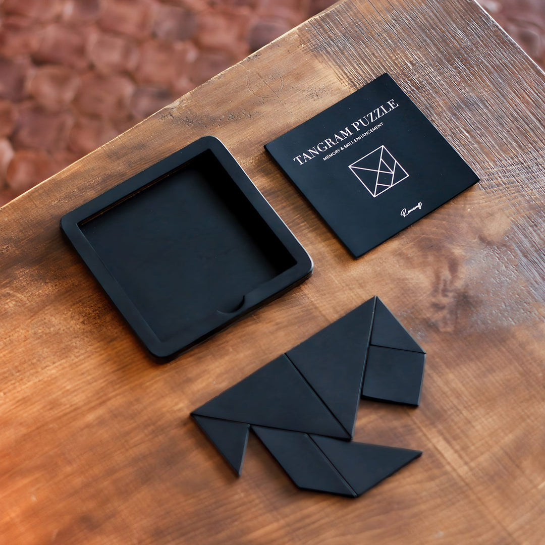 Roarcraft deri tangram puzzle seti, üstünde talimat kartıyla birlikte siyah kutuda