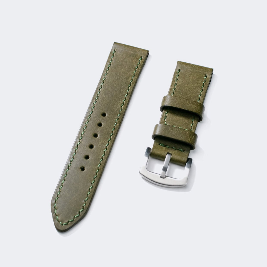 Roarstraps el yapımı deri saat kayışı, yeşil dikiş detaylarıyla şık bir görünüm sunuyor