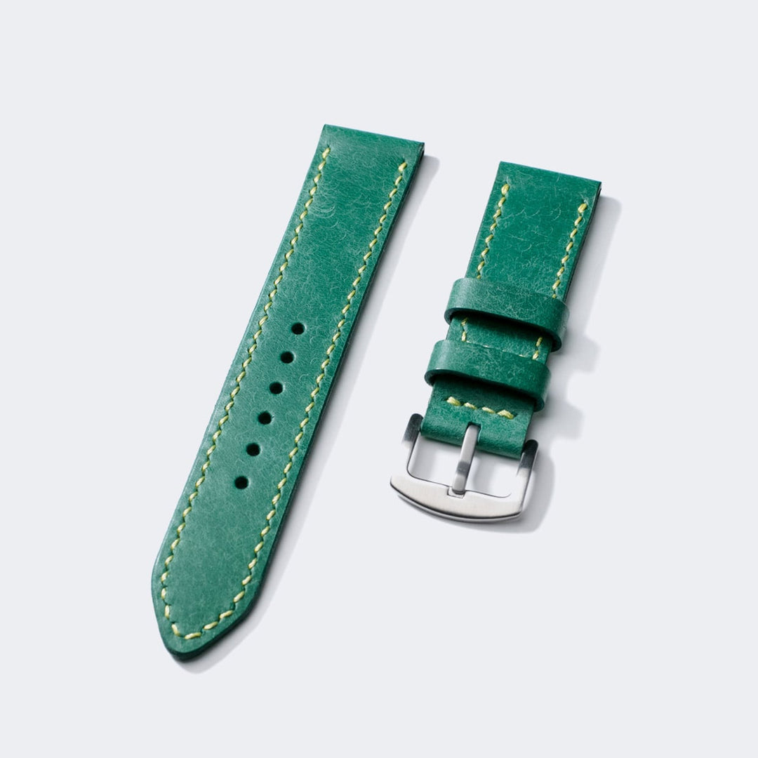Roarstraps el yapımı deri saat kayışı yeşil renk ve metal tokası ile şık bir görünüm sunuyor