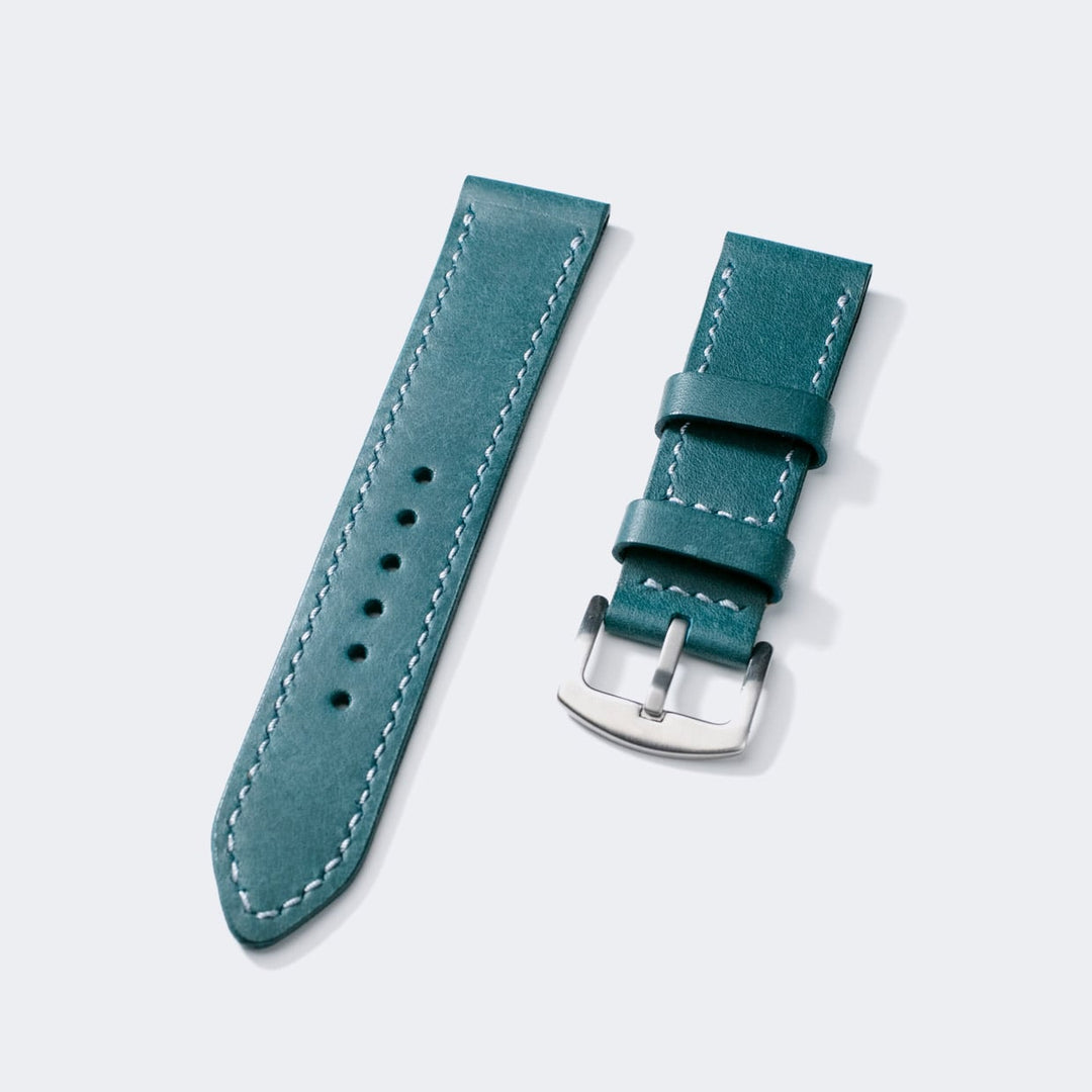 Roarstraps el yapımı deri saat kayışı, mavi renk ve şık metal tokasıyla şıklık sağlıyor.