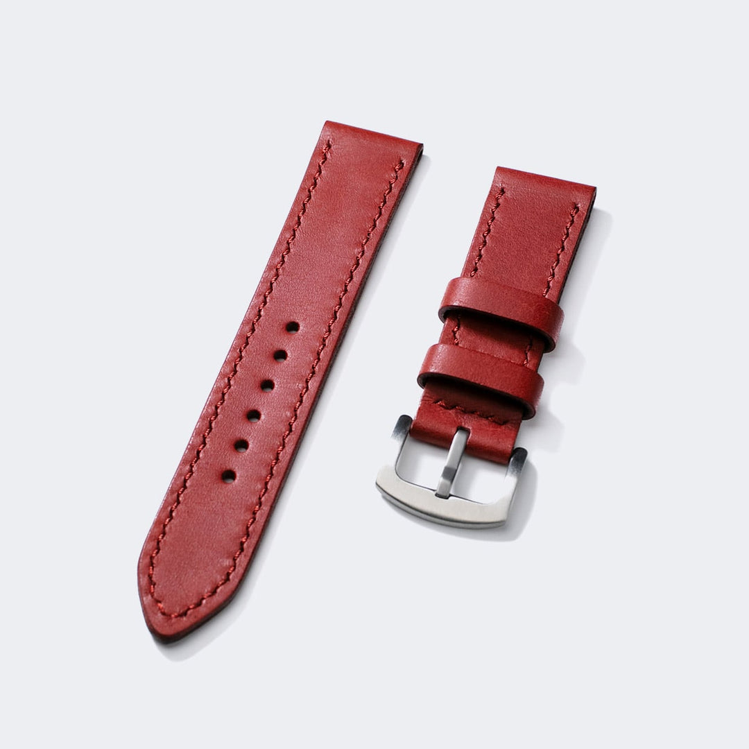 Roarstraps el yapımı deri saat kayışı, kırmızı renk ve metal tokalı tasarım.