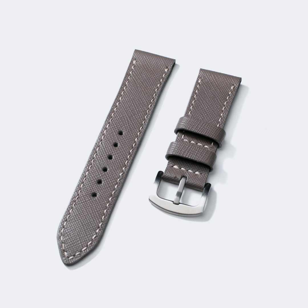 Roarstraps Saffiano deri saat kayışı, şık gri rengiyle zarif bir görünüm sunar.