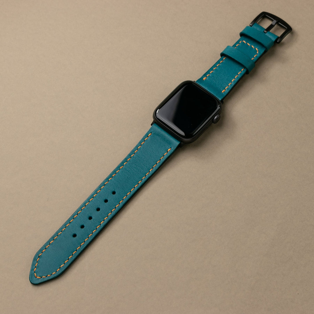 Roarstraps el yapımı deri Apple Watch kayışı, teal rengi ve detaylı dikiş ile şıklığı artırıyor