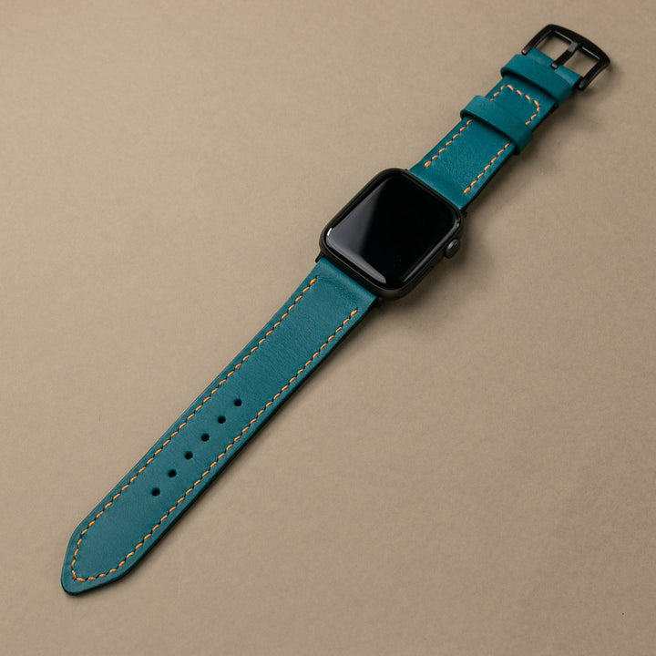 Roarstraps el yapımı deri Apple Watch kayışı, teal rengi ve detaylı dikiş ile şıklığı artırıyor