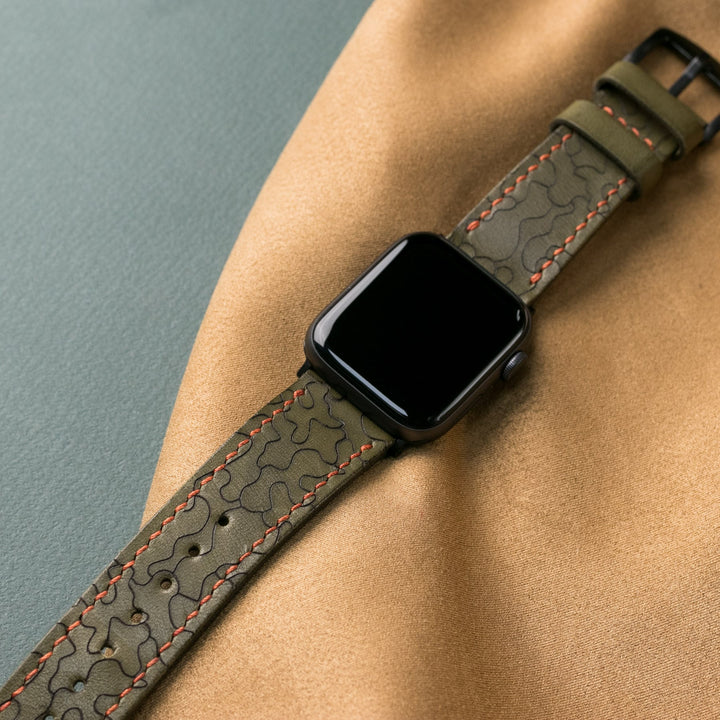 El yapımı deri Apple Watch kayışı, yeşil rengiyle şık bir görünüm sunuyor ve rahat bir kullanım sağlıyor.