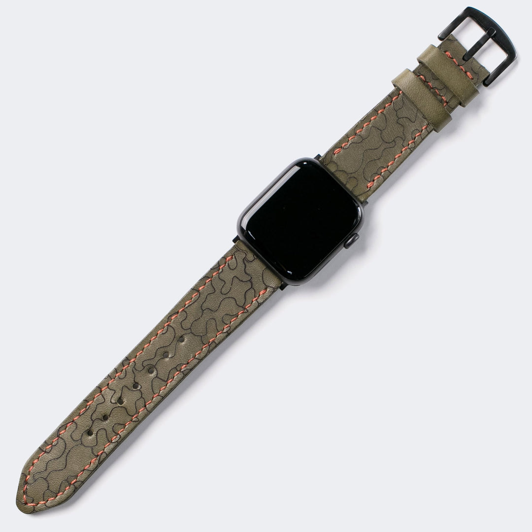 Roarstraps el yapımı deri Apple Watch kayışı, şık yeşil dikiş detayları ile modern bir görünüm sunar.
