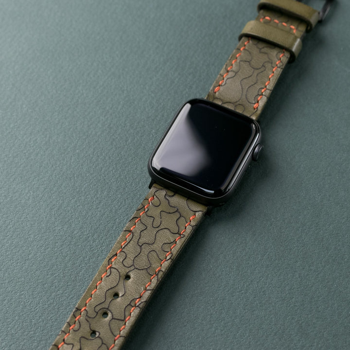 Olive yeşili el yapımı deri Apple Watch kayışı, kontrast dikiş detaylarıyla şık görünüm sunar