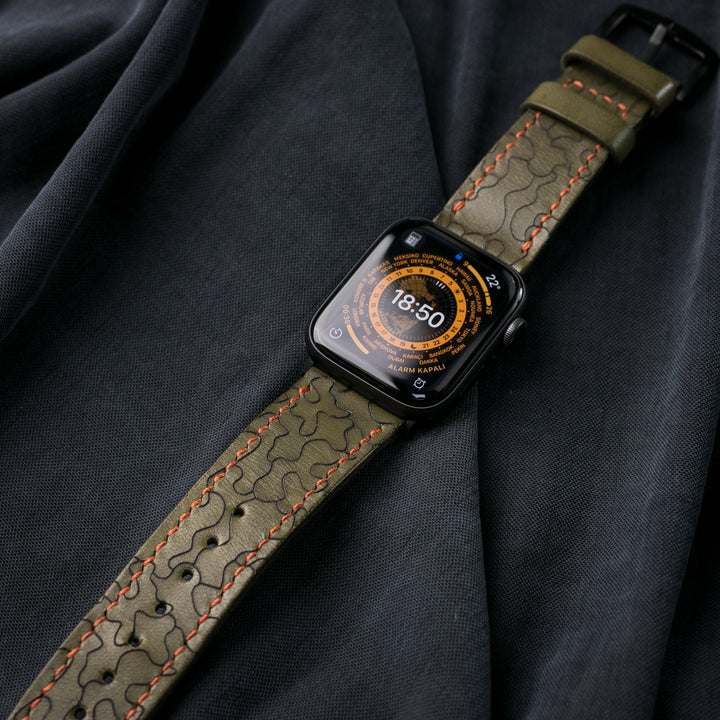 Yeşil el yapımı deri Apple Watch kayışı, dikiş detaylarıyla şık bir görünüm sunuyor.