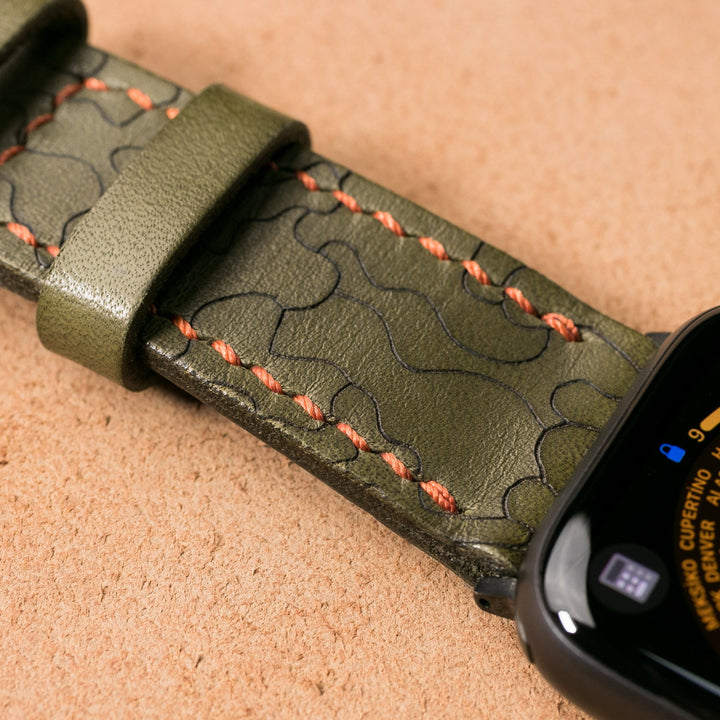 El yapımı deri Apple Watch kayışı, yeşil renk ve özel dikiş detaylarıyla şık bir tasarım sunuyor