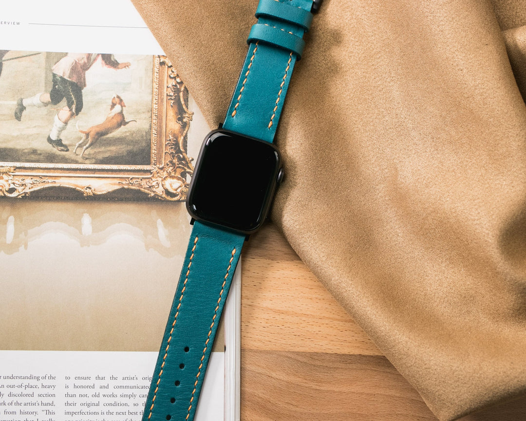 Mavi el yapımı deri Apple Watch kayışı, şık dikiş detaylarıyla ve zarif bir görünümle
