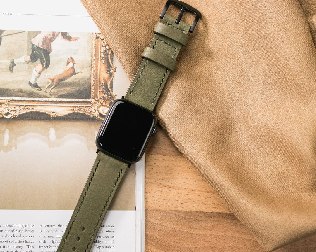 Yeşil el yapımı deri Apple Watch kayışı, şık tasarım ve konforlu kullanım sunar.