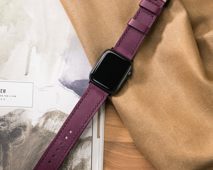 Roarstraps el yapımı deri Apple Watch kayışı, mor renk ve şık tasarım ile sunulmaktadır