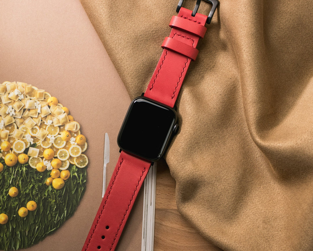 Parlak kırmızı el yapımı deri apple watch kayışı, şık tasarım ile saatler için mükemmel bir aksesuar.